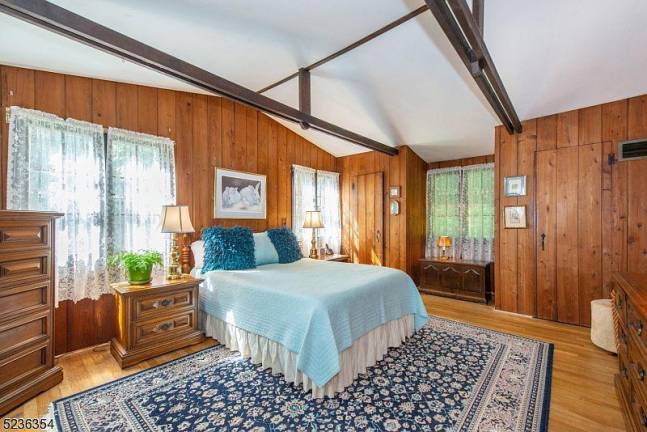 Charming lake-style home in Highland Lakes