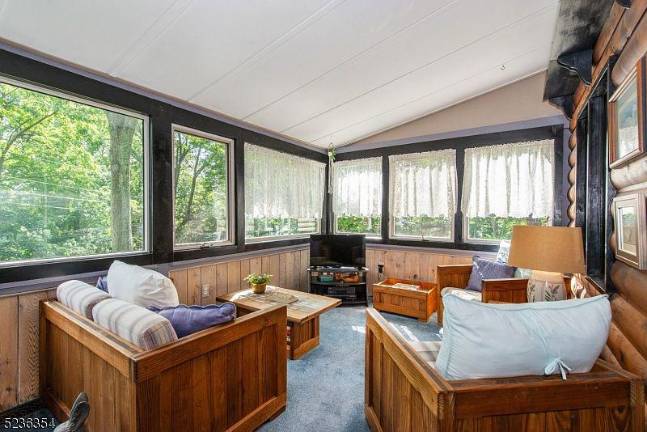 Charming lake-style home in Highland Lakes