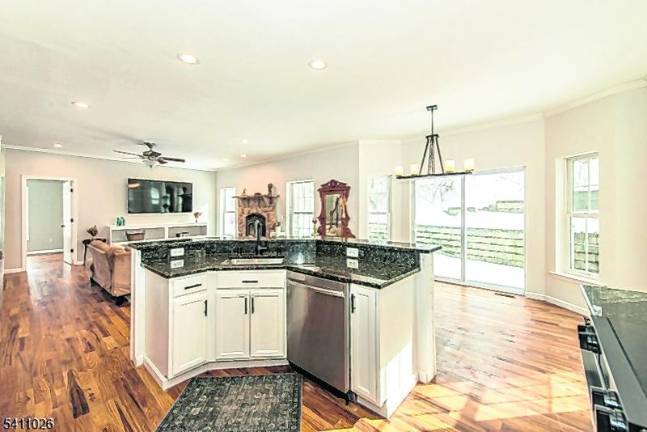 A colonial gem in Glenwood