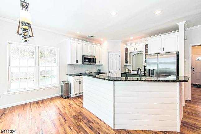 A colonial gem in Glenwood