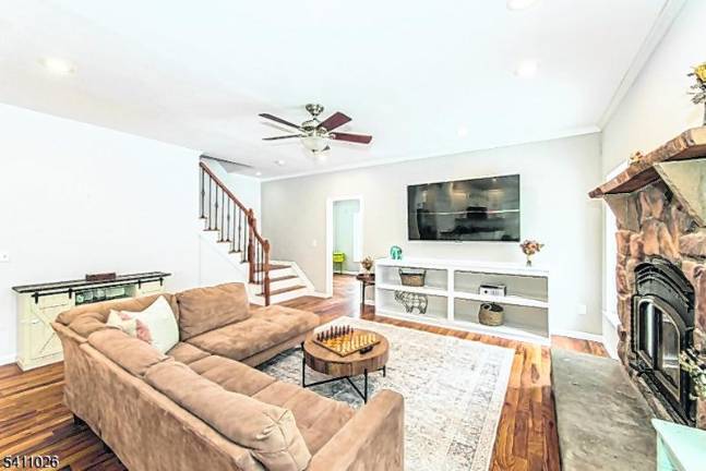 A colonial gem in Glenwood