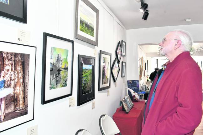 <b>George Lightcap of Hardyston looks at artwork.</b>