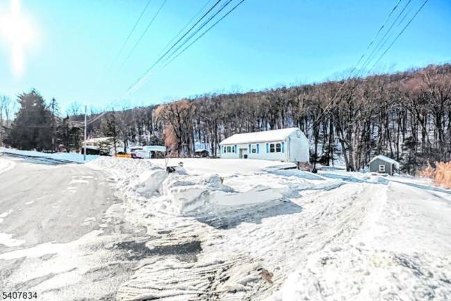 Lake Conway home offers serene privacy