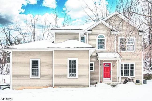 A colonial gem in Glenwood