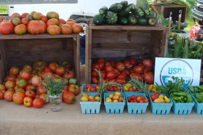 [Healthy, delicious fruits and veggies awaited customers]