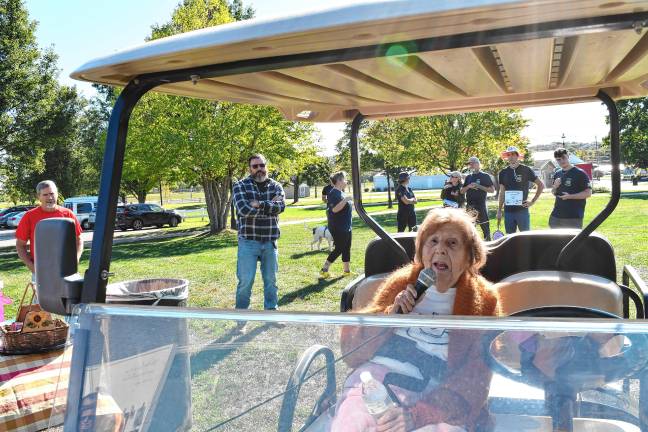<b>Julia Quinlan speaks to participants before the walk begins.</b>