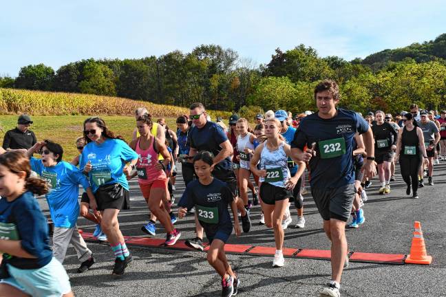 <b>Participants begin the 5K Family Run/Walk on Saturday, Sept. 27 at Woodbourne Veterans Memorial Park in Wantage. (Photos by Maria Kovic)</b>