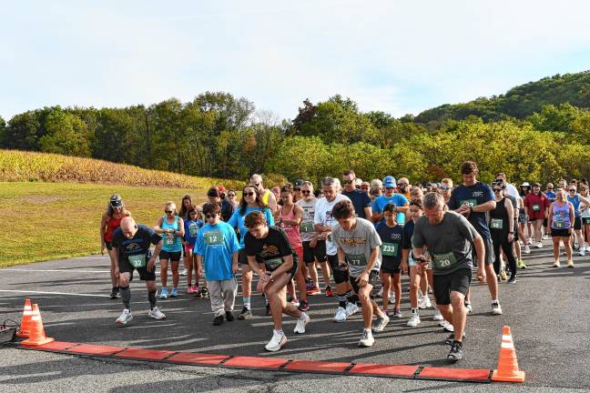 <b>Participants are ready to begin the 5K Family Run/Walk on Saturday, Sept. 27 at Woodbourne Veterans Memorial Park in Wantage. </b>