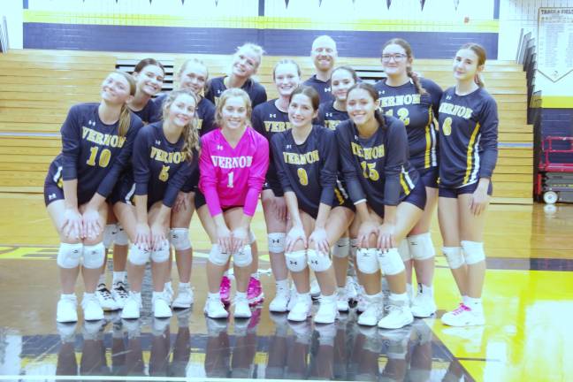 <b>The Vernon 2025 girls varsity volleyball team and coach Matt Sorensen pose for a portrait.</b>