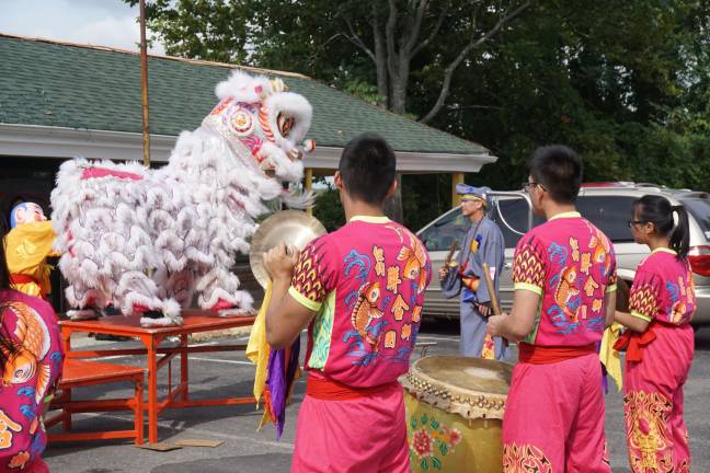 The cymbals and drum drive on the Chinese lion.