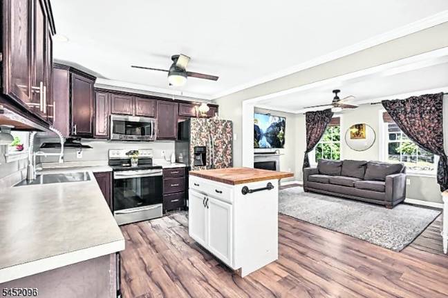 Home in desirable Highland Lakes
