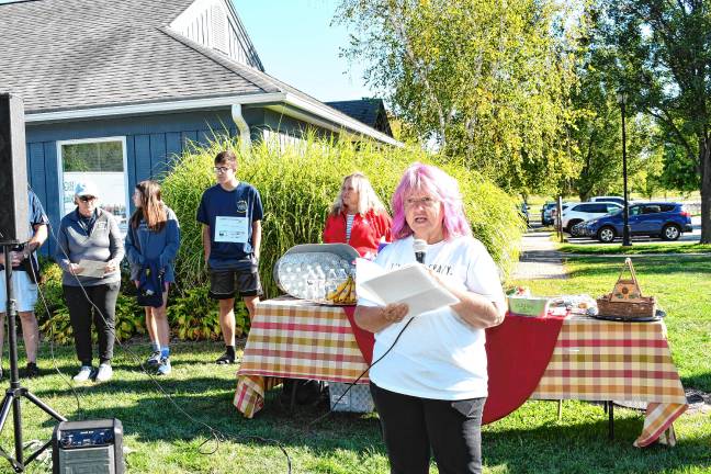 <b>Lorri Opitz, a longtime counselor at the Joseph T. Quinlan Bereavement Center, speaks at the event.</b>