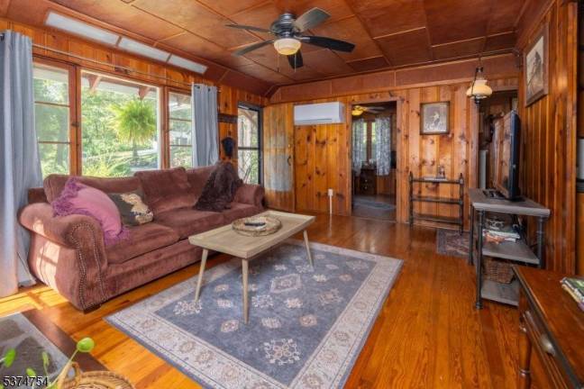 Real estate: Charming lakestyle cottage