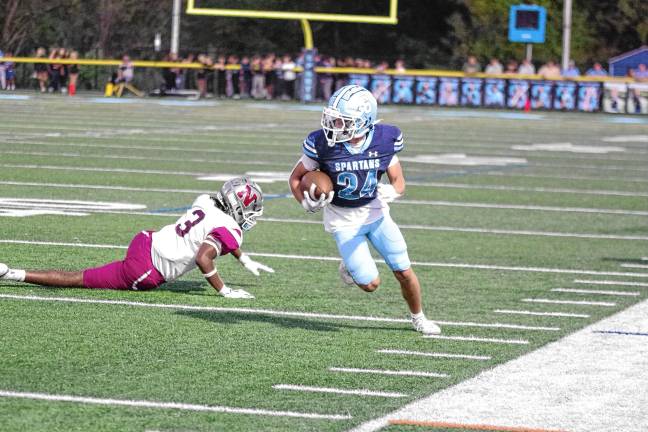 <b>SN5 Sparta wide receiver Anthony Settembre carries the ball in the first half.</b>