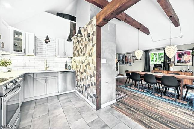 Pleasant Valley Lake chalet