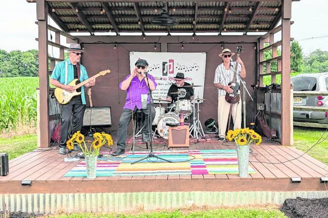 <b>Fabulous Rhythm Aces</b>