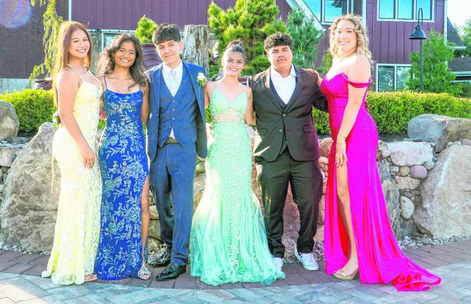 Vernon seniors celebrate Prom 2026 at Villa Venezia