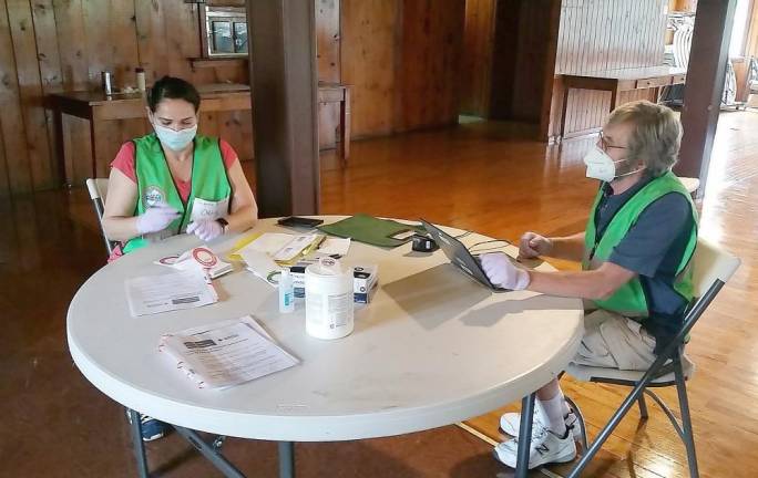 Lydia Ortiz, John Thomas at donor check-in (Photo by Linda Grinthal)