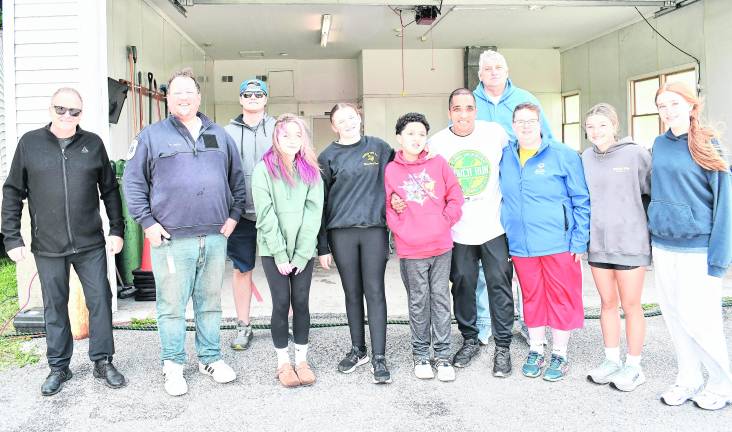 <b>Vernon Mayor Anthony Rossi, left, poses with car wash participants.</b>