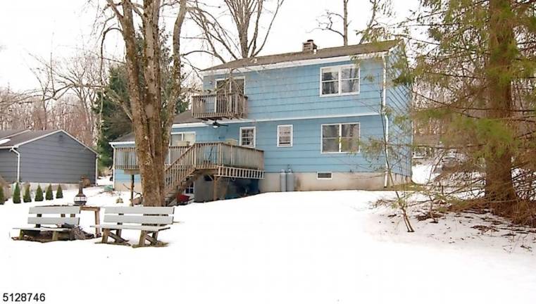 Big three-bedroom adjacent to watershed property offers privacy