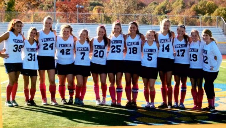 Vernon field hockey team stays together