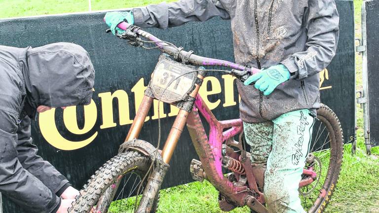 <b>Luisa Leonard gets her bike's tires filled with air.</b>