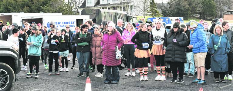 <b>Spectators watch the Vernon Turkey Trot.</b>
