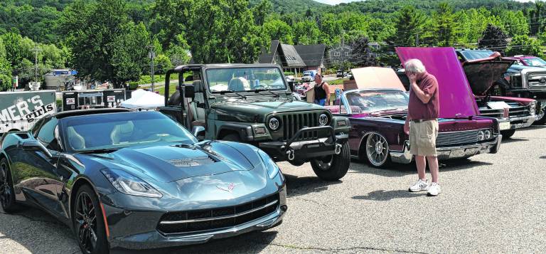 <b>Cars on display.</b>