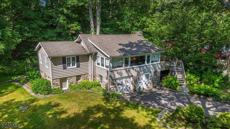Charming lake-style home in Highland Lakes