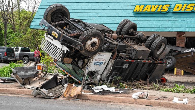 Sparta. Crash closes Main Street