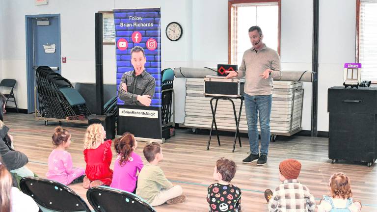 <b>Brian Richards talks to kids about reading.</b>