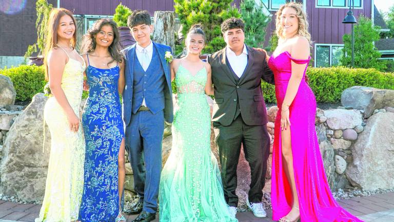 Vernon seniors celebrate Prom 2026 at Villa Venezia