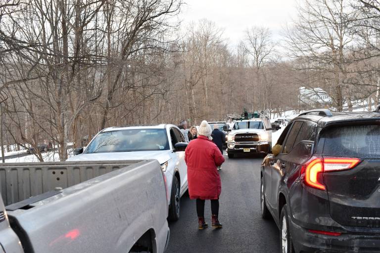$!Traffic built up outside OSCAR after locals saw the Facebook post and rushed to the shelter to help. Photo credit: Maria Kovic.