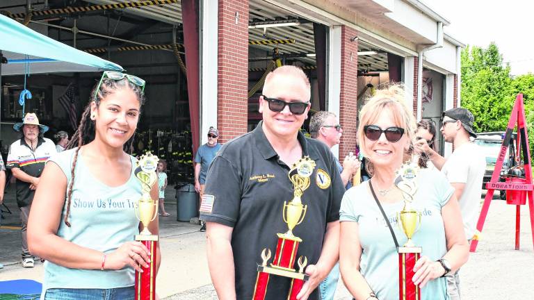 <b>Meg Wahnon, Vernon Mayor Antony Rossi and Michelle Downtain, all of Vernon hold their trophies.</b>