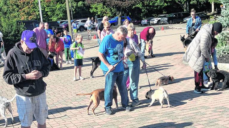 <b>Popele brought their pets to the animal blessing.</b>