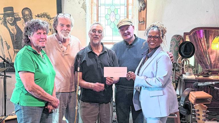 <b>Karen Ann Quinlan Hospice Executive Director Lee Ellison, right, accepts a donation check from Bucks County Horse Park Inc. and The Blues Farm Foundation.</b>